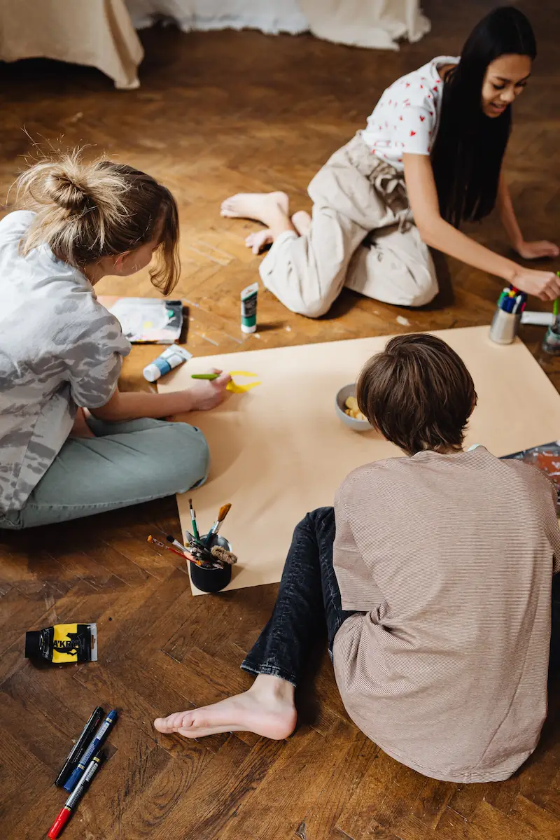 Groupe de personnes assises en cercle échangeant lors d'un atelier collectif d'art-thérapie